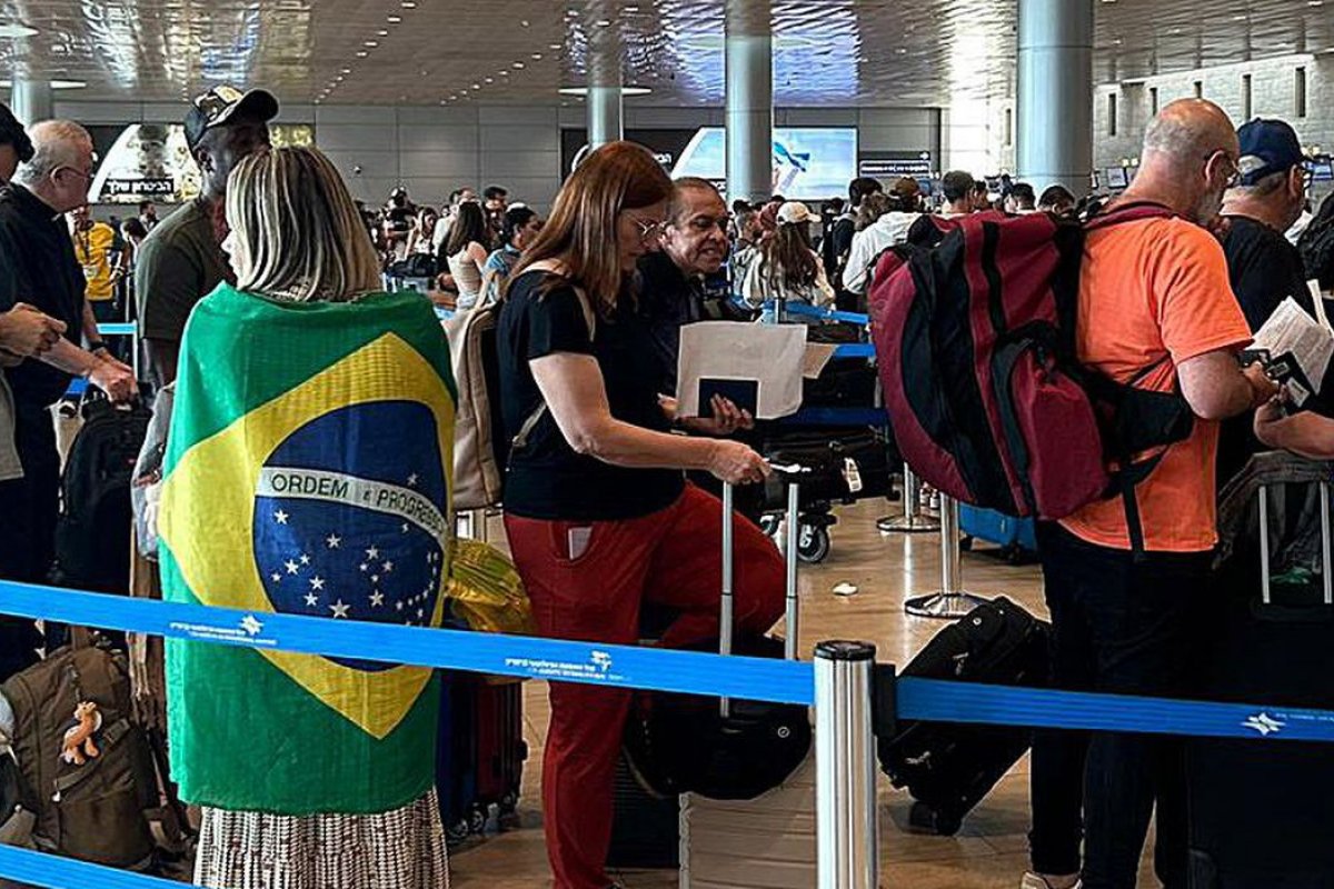 Primeiro avião da FAB com 211 repatriados de Israel chega ao Brasil