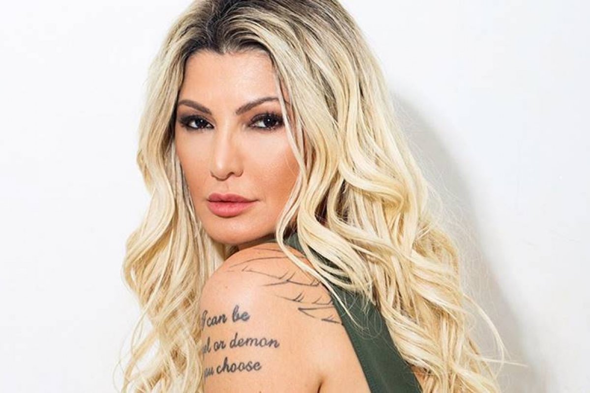 Antonia Fontenelle surge pelada e cheia de brilho