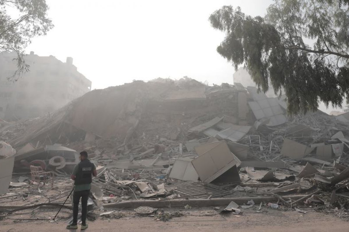 Israel mantém bombardeios em Gaza e mata familiares de líder do Hamas