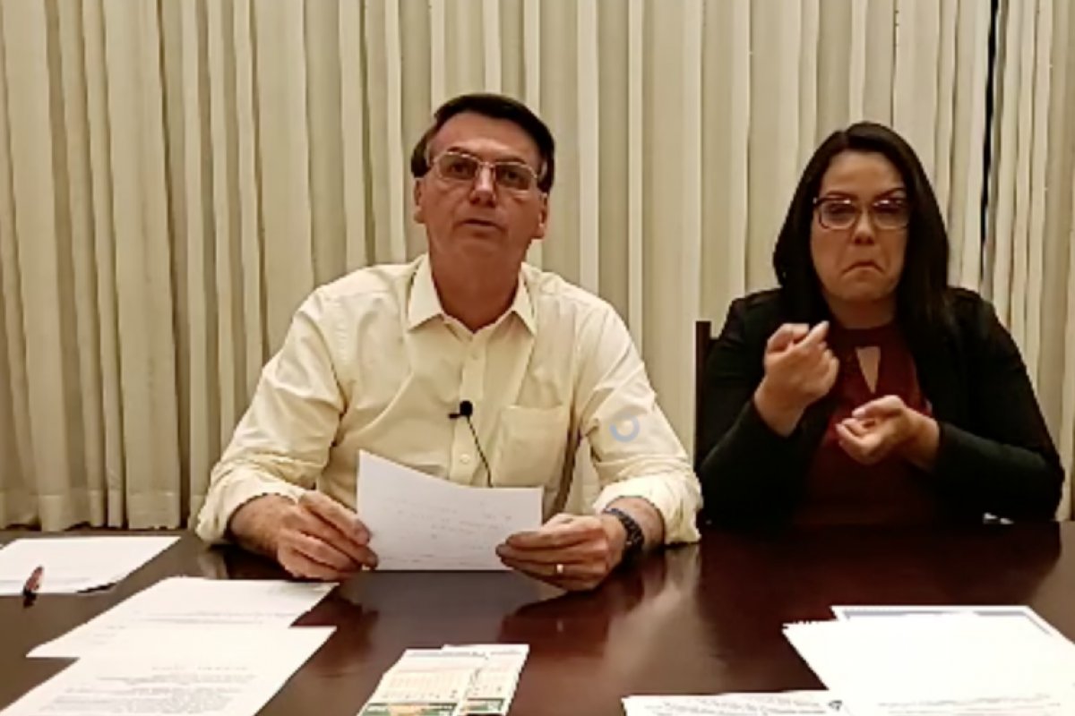 Durante de live no Facebook, Bolsonaro rebate críticas ao juiz de garantias