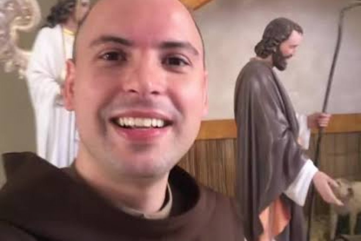 Conheça o Frei que de batina e violão nas mãos, vem ganhando milhões de seguidores nas redes sociais com suas orações edificantes!