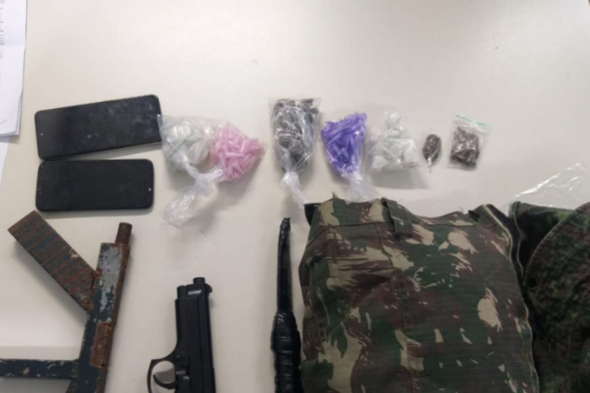 Quatro suspeitos, drogas e armas falsas são apreendidas pela PM em Simões Filho