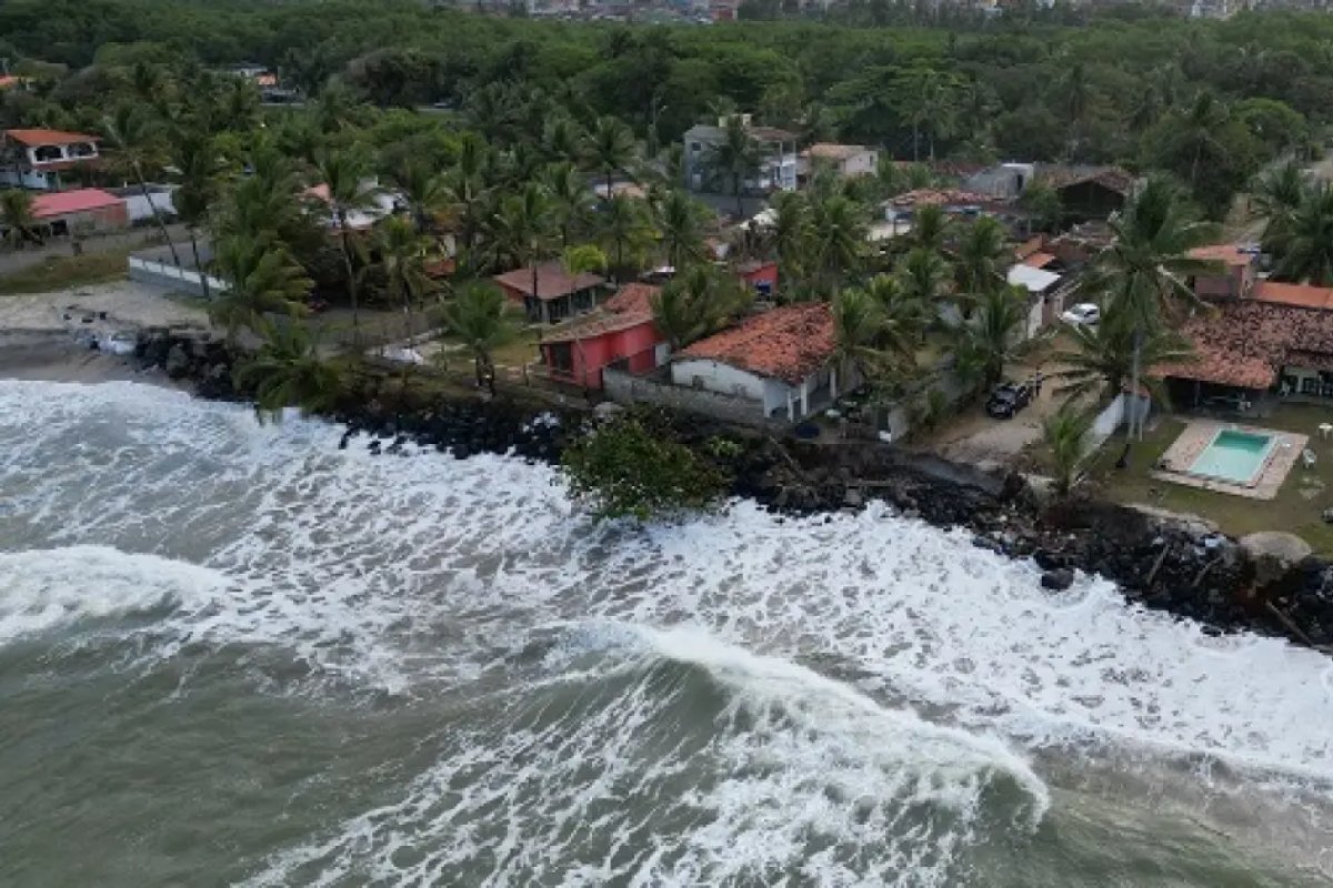 Vídeo: Muro de casa desaba após ondas fortes atingirem imóvel em Ilhéus