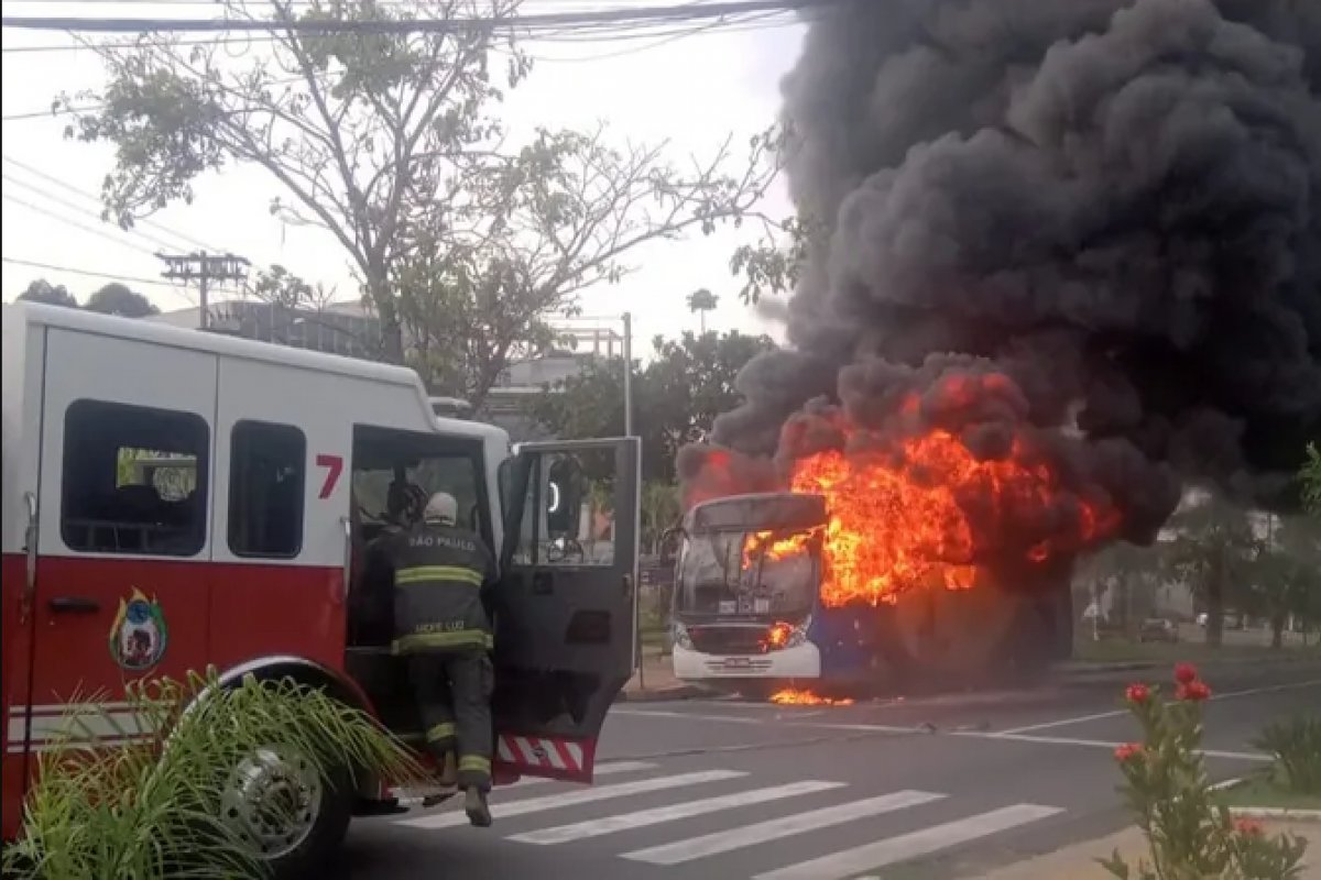 Ônibus pega fogo com 20 passageiros em São Paulo