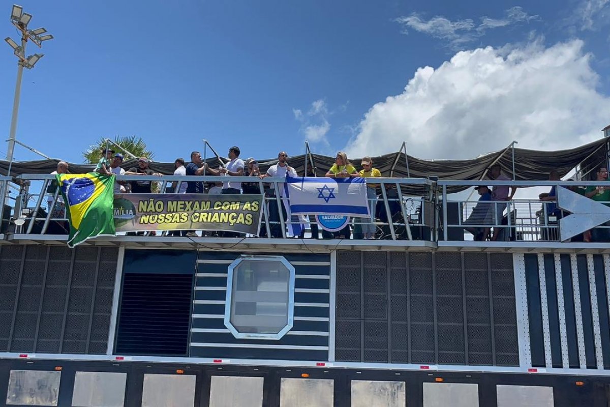 Passeata contra o aborto é realizada no Farol da Barra, em Salvador