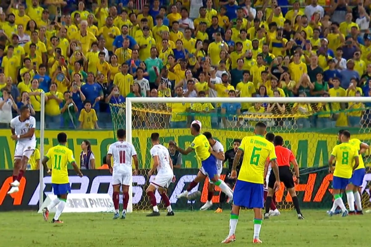 Brasil leva empate da Venezuela no fim e deixa liderança das Eliminatórias