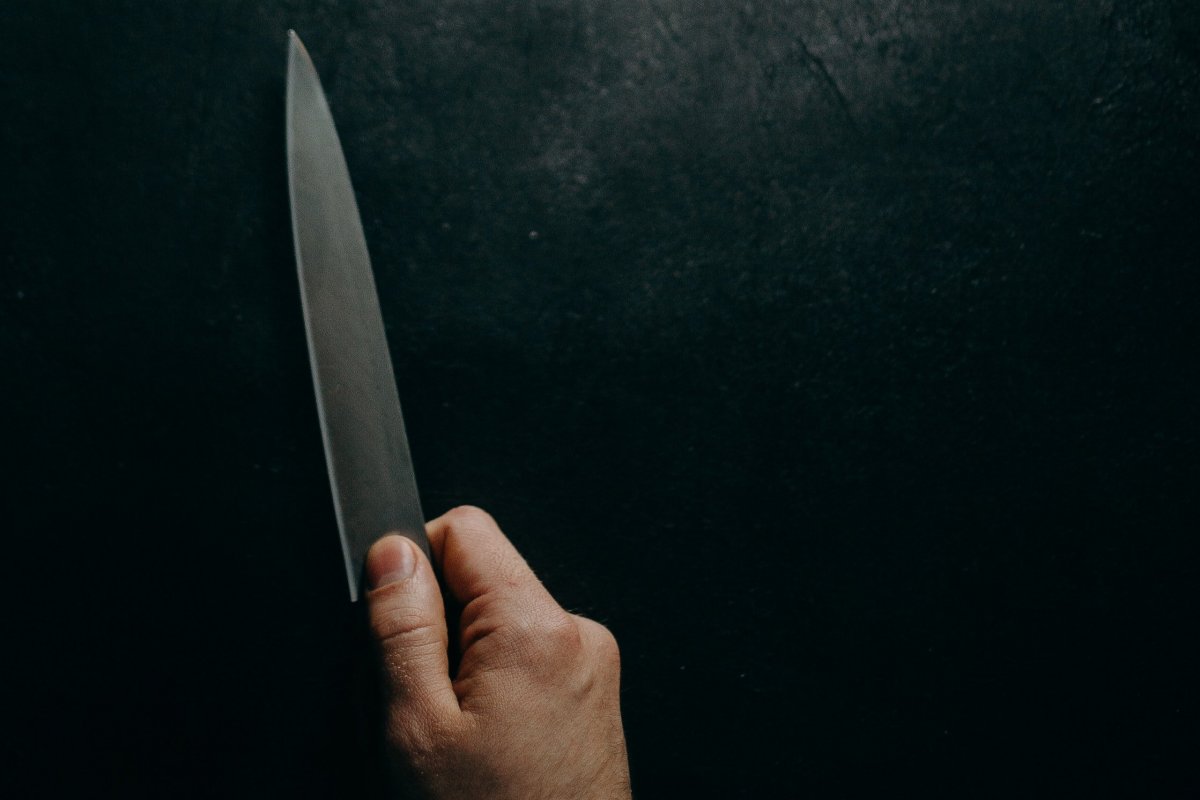 Homem invade escola na França e mata professor; polícia suspeita de terrorismo