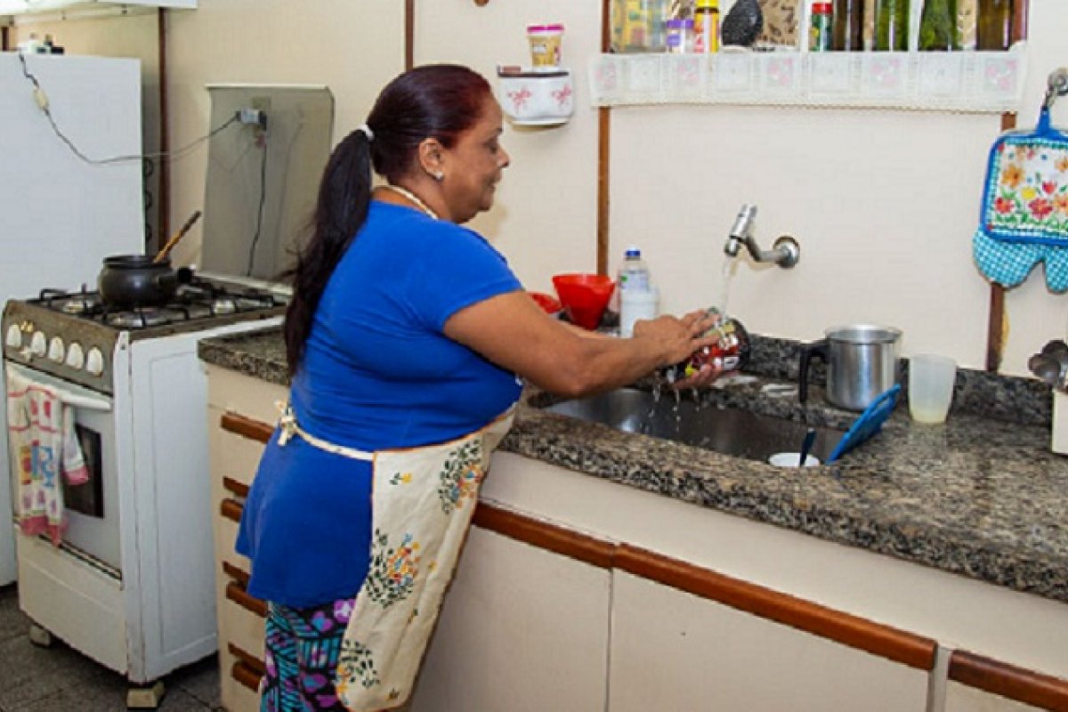 Trabalho doméstico é exercido por mulheres mais velhas, diz Ipea