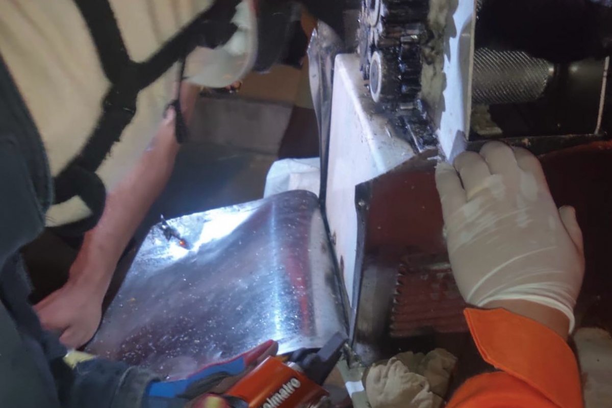 Bombeiros socorrem homem com mão presa em máquina de moer cana