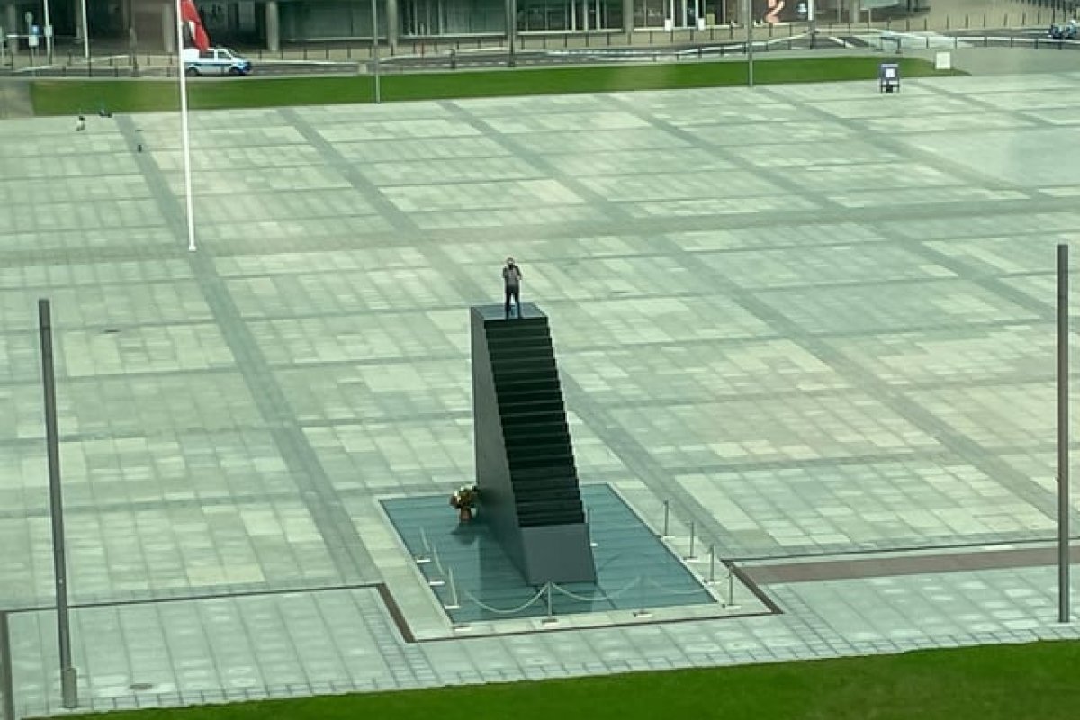 Homem ameaça explodir bomba em monumento no centro de Varsóvia