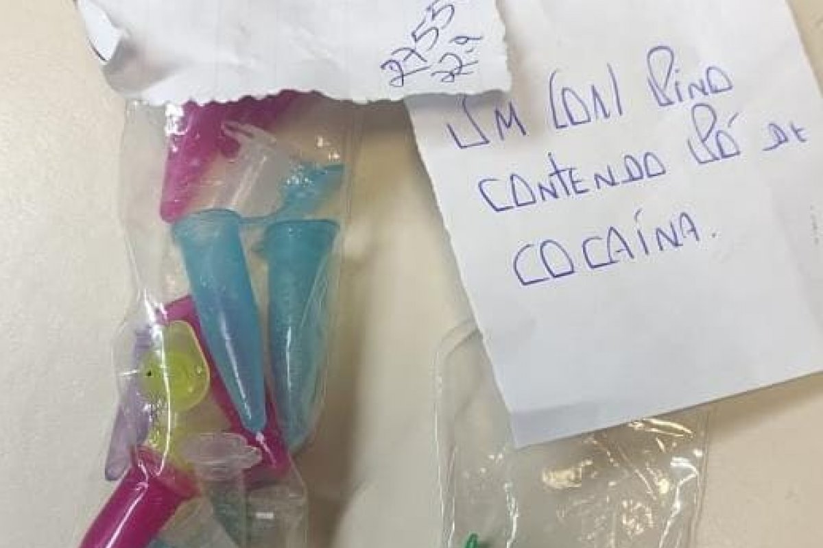 Dois homens são presos por suspeita de envolvimento com tráfico de drogas em Simões Filho