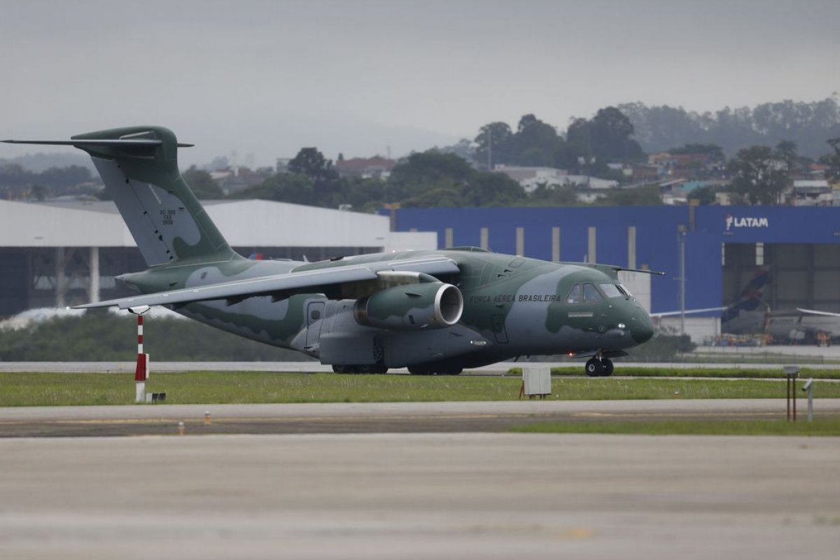 Quarto avião da FAB com 207 brasileiros repatriados de Israel chega ao Brasil