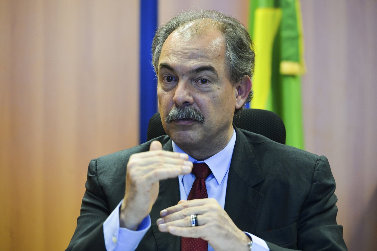 Mercadante minimiza calote da Venezuela e diz que não há motivo para 'nhenhenhem'