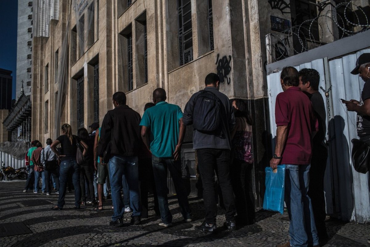 Taxa de desemprego cai para 11,2% em novembro, diz IBGE