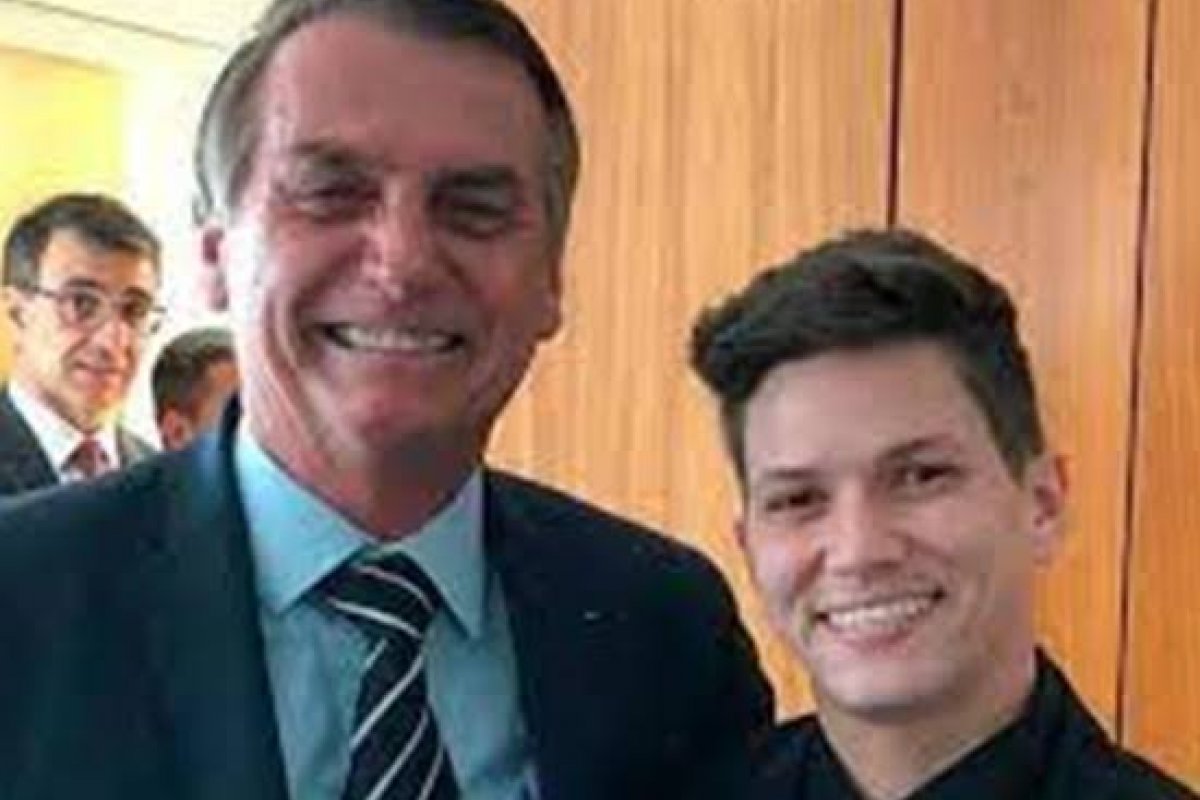 Michelle Bolsonaro responde a Tiago Pavinatto após o jornalista associar o suicídio de Karol Eller à cura gay!