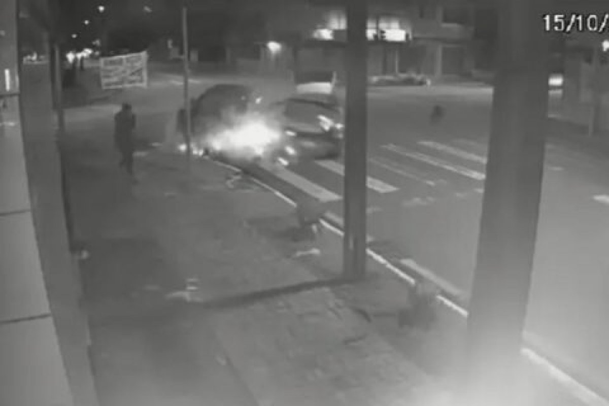 Vídeo: Carro invade calçada após acidente e mulher escapa