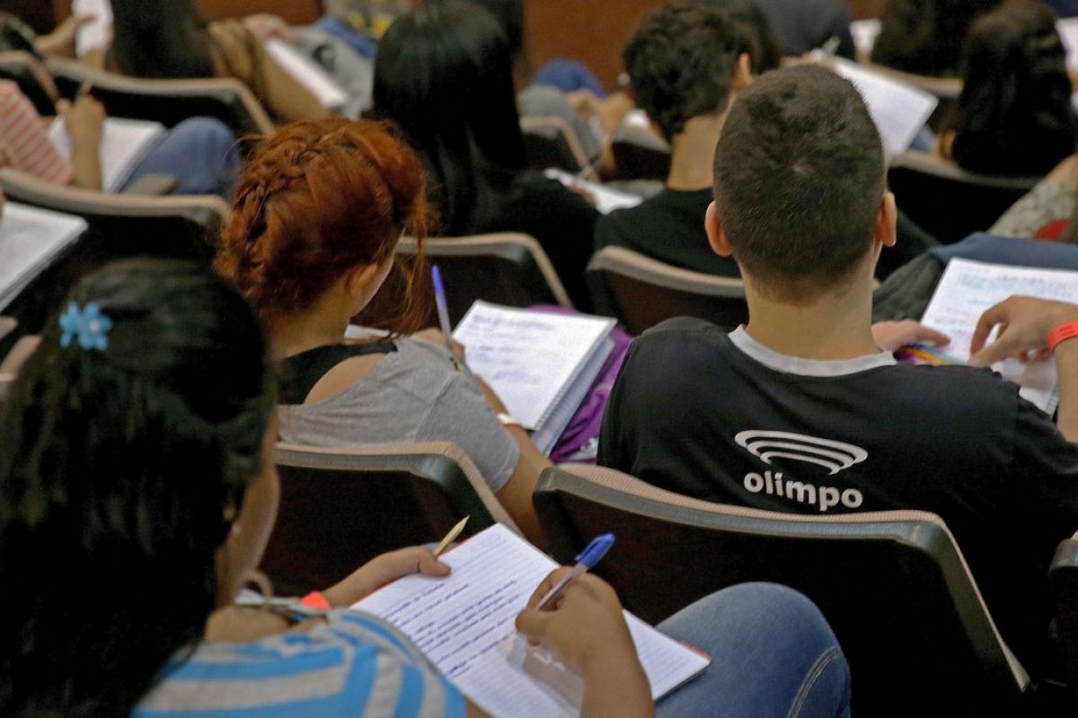 Das 50 melhores notas do ENEM, 46 são de alunos da rede privada de ensino, aponta levantamento