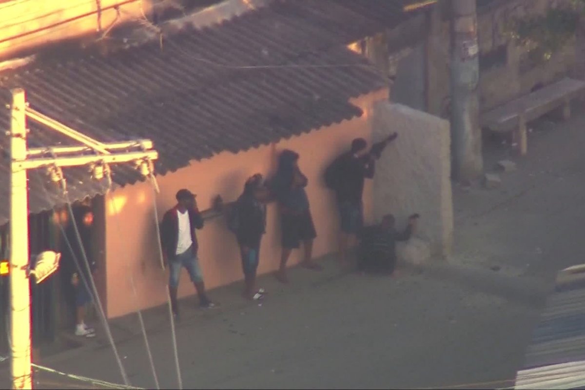 Criminosos reconstroem muro e usam de proteção para atirar contra policiais no Rio