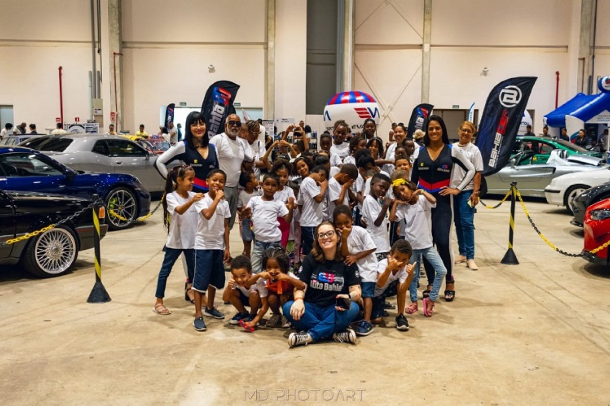 Cem crianças em situação de vulnerabilidade social são levadas pelo Porsche Club da Bahia a exposição de veículos em Salvador!