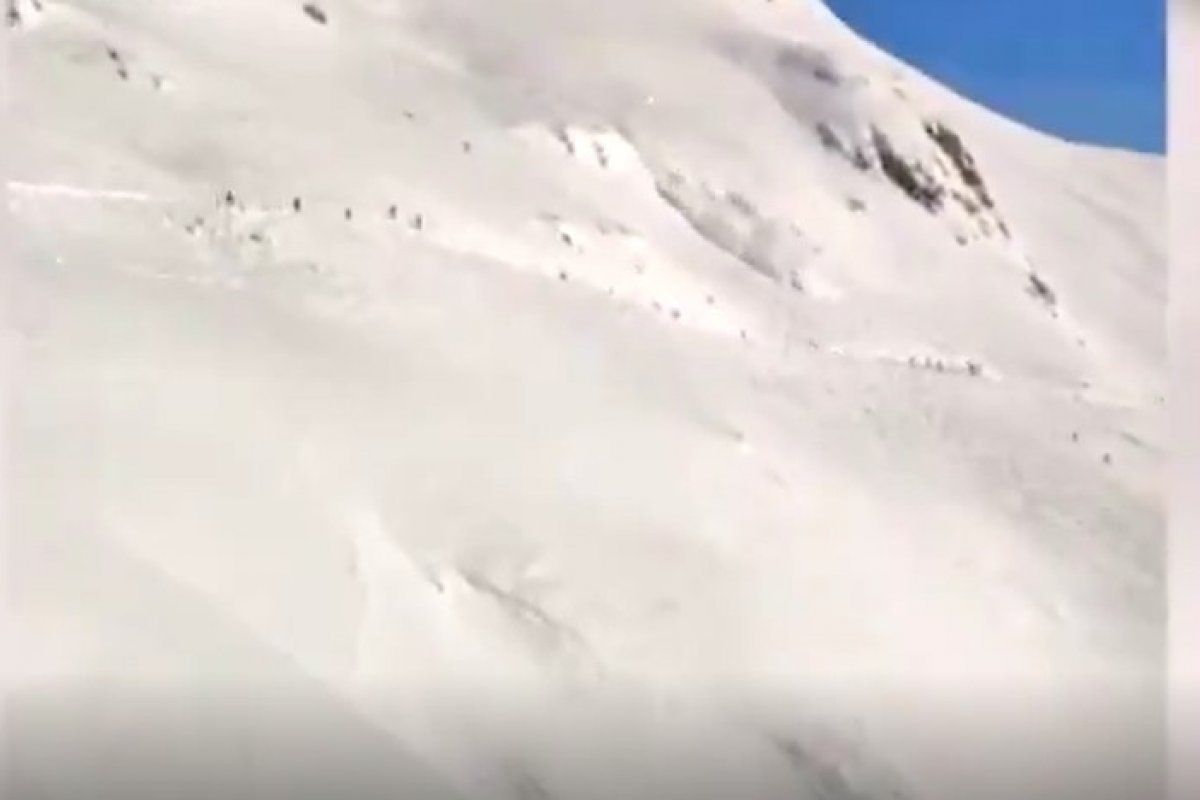 Avalanche soterra esquiadores em resort suíço