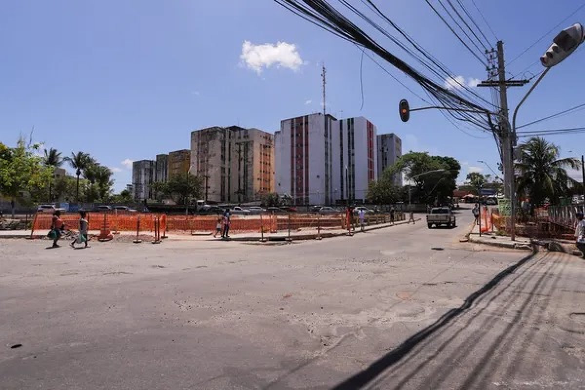 Centro de Lauro de Freitas tem trânsito alterado devido a obras de esgotamento sanitário