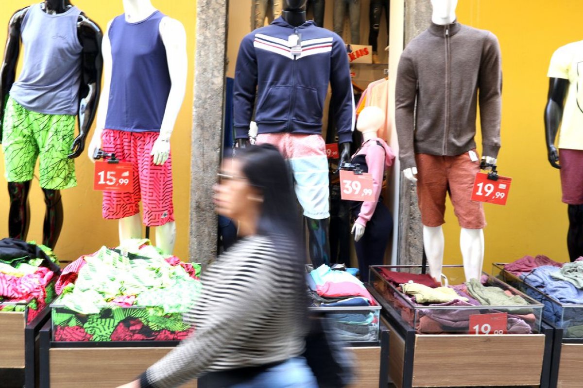 Volume de serviços recua 0,9% em agosto ante julho, afirma IBGE