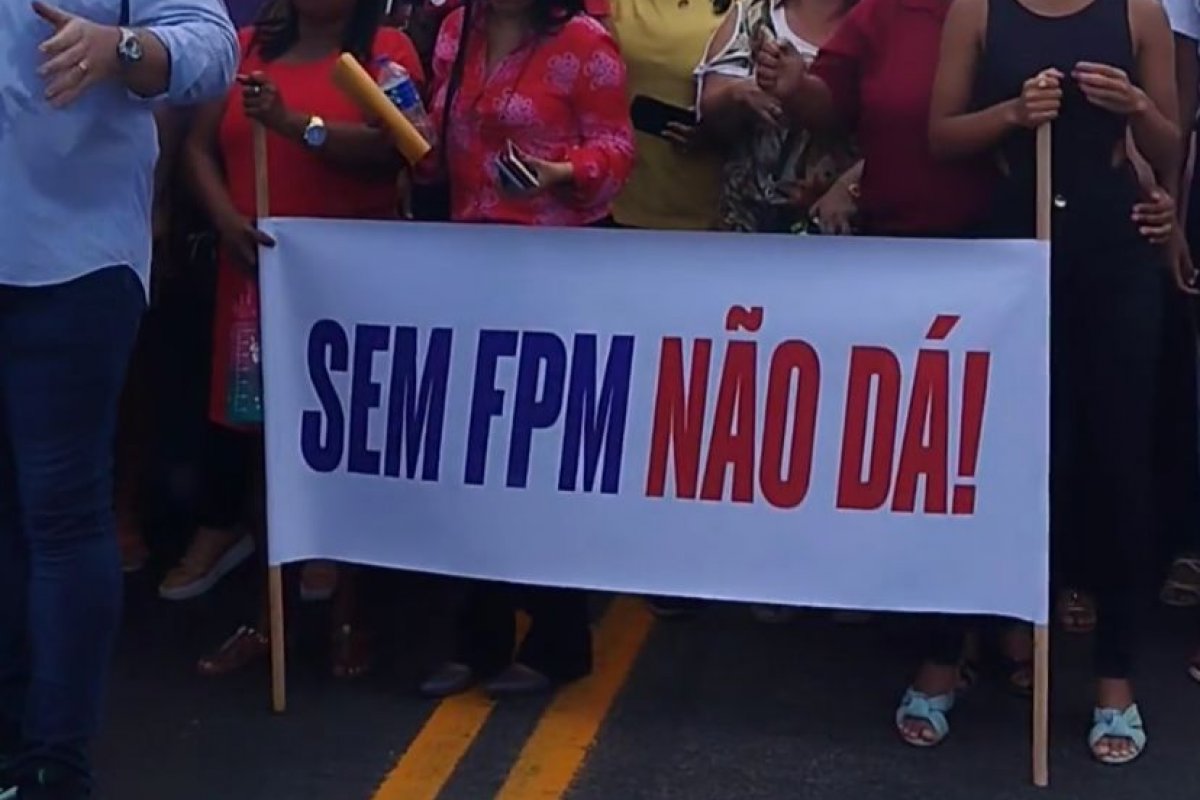 Prefeito de Entre Rios e servidores realizam protesto na BR-101 nesta terça (17)