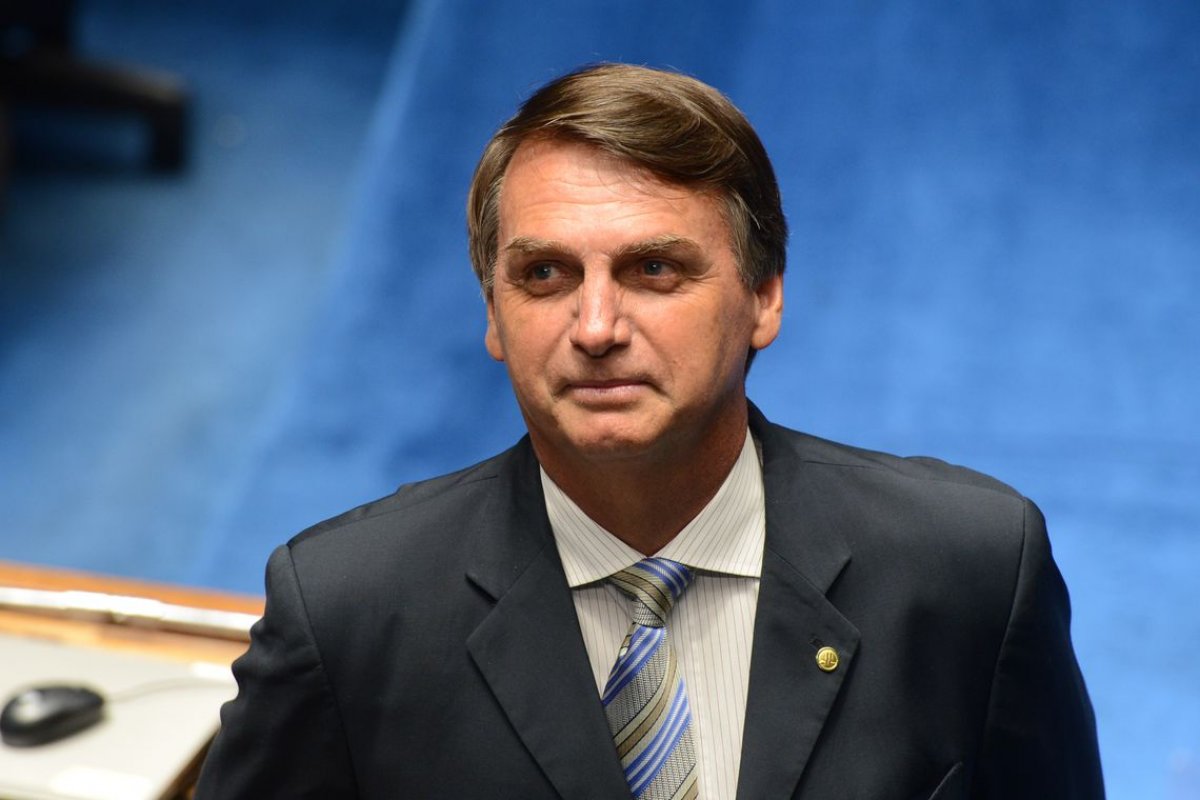 Bolsonaro sanciona nova lei de franquias com veto à participação de empresas públicas