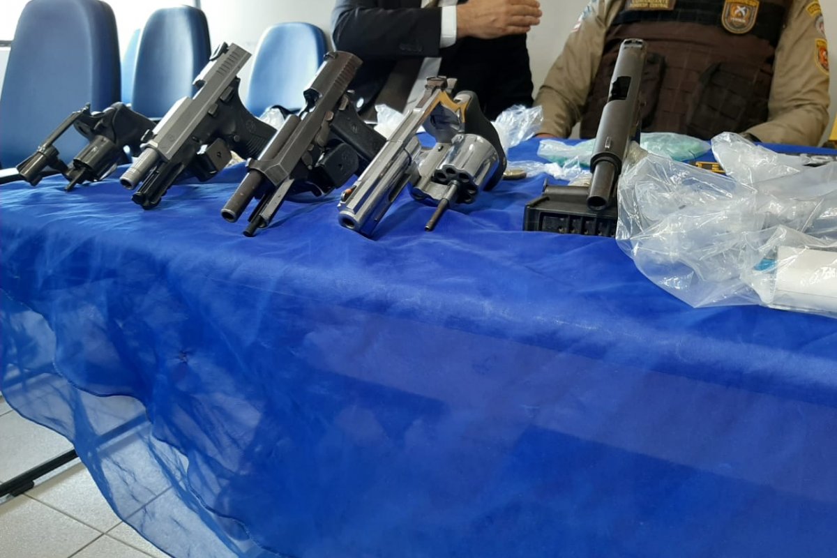 Três pessoas morrem em confronto com policiais e outras duas se entregam