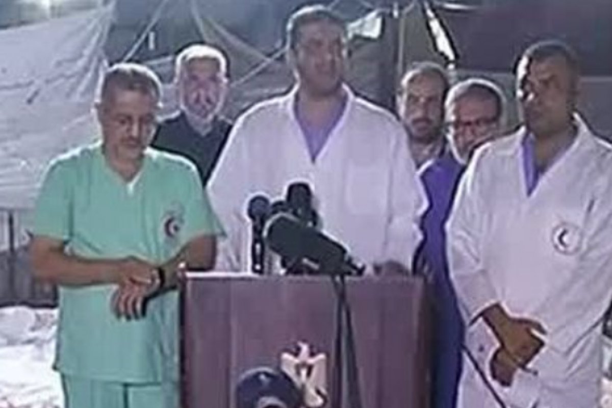 Vídeo: Médicos dão entrevista em meio a mortos de ataque a hospital de Gaza