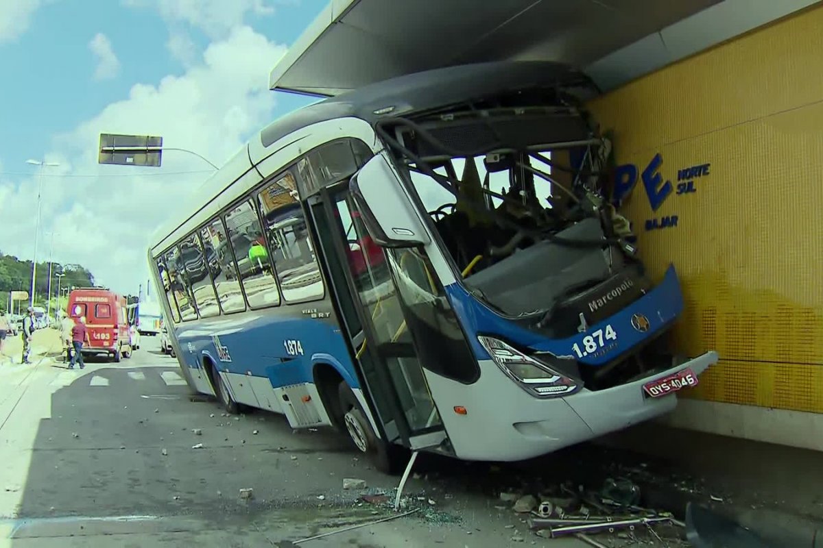 Motorista perde controle do BRT e bate em estrutura de estação em Olinda, Pernambuco