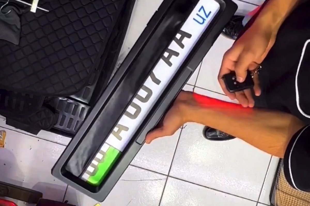 Suporte de placa com "persiana" viraliza na internet mas é proibido e dá multa