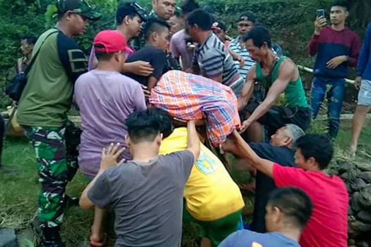 Mulher morre após ser atacada por um crocodilo enquanto lavava roupa em um rio