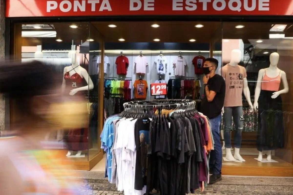 Vendas do varejo no Brasil registra queda de 0,2% em agosto, aponta IBGE