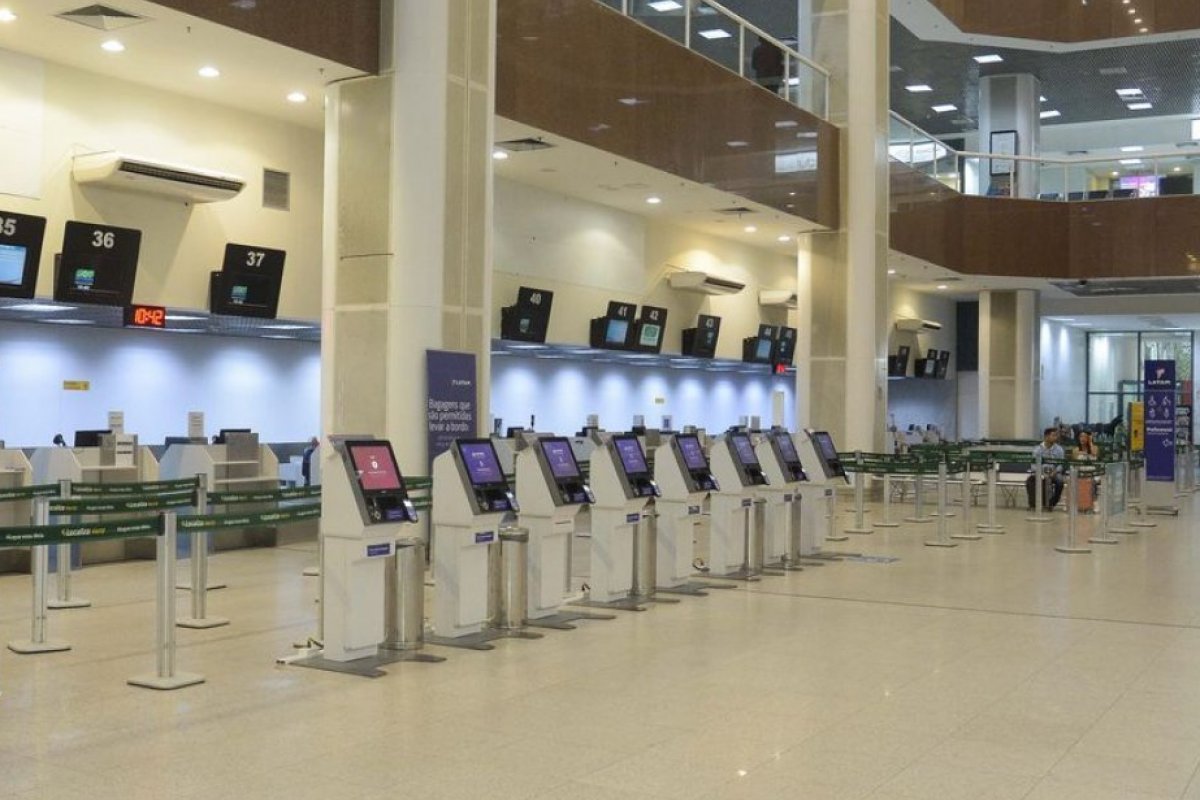 Aeroportos na França são evacuados após ameaças