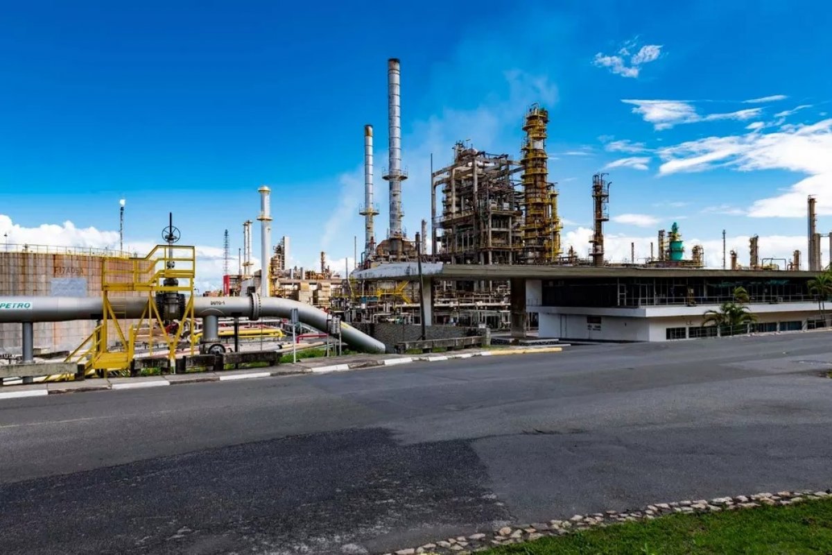 Funcionários da Refinaria Mataripe inalam gás químico após vazamento