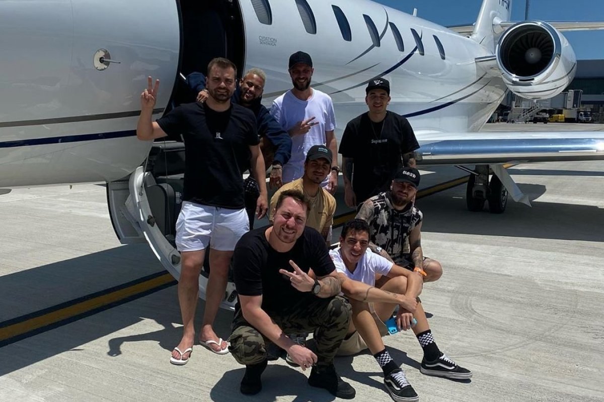 Neymar, Gabigol e Medina passam réveillon na Bahia