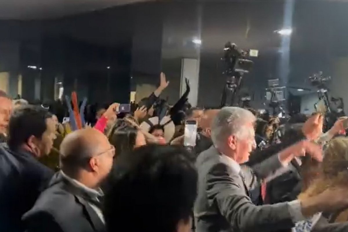 Vídeo: Deputado petista derruba celular da mão de assessor e aparelho atinge Soraya Thronicke