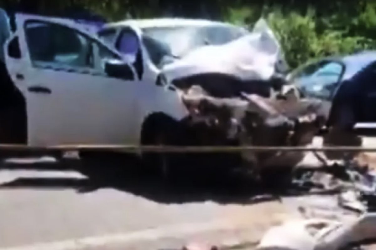 Motoristas de dois veículos ficam presos às ferragens após batida