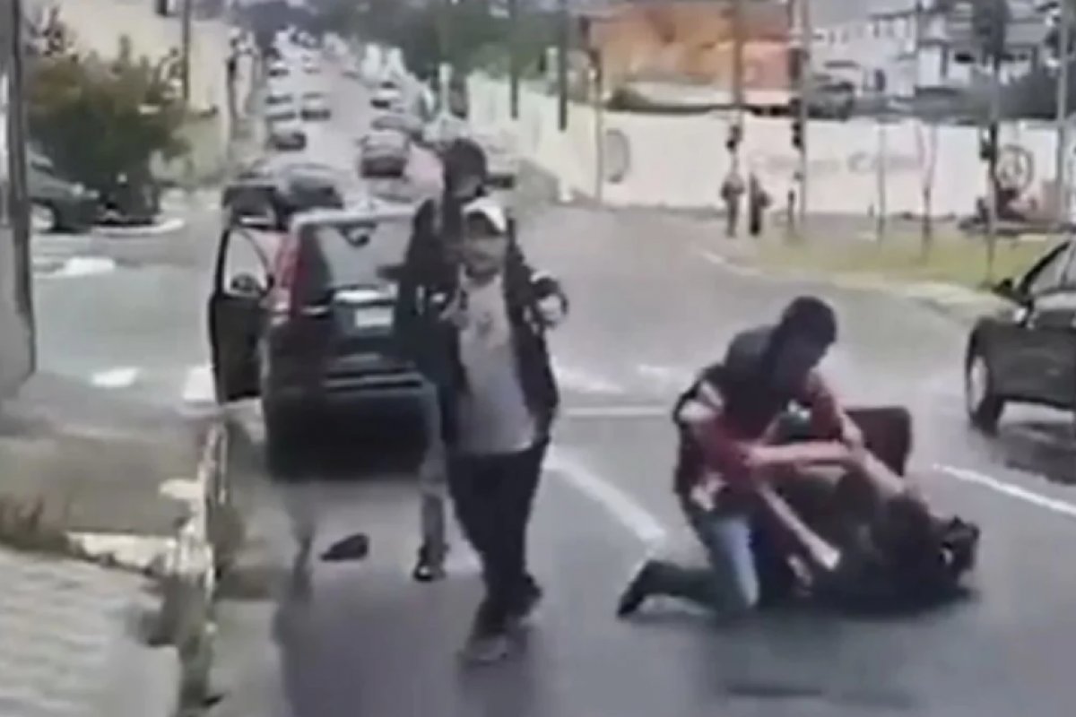Vídeo: Pai armado atira e fere aluno de 16 anos numa escola em São Paulo