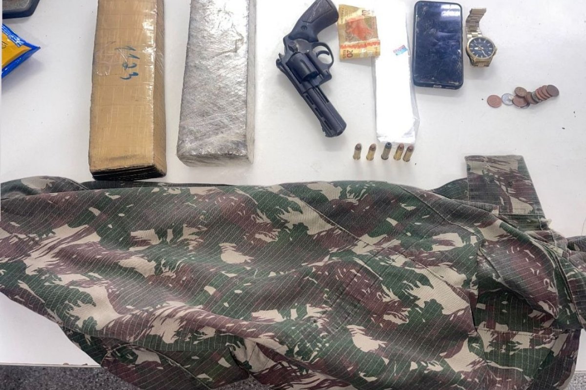 Homens são presos com drogas e arma na Região Metropolitana de Salvador