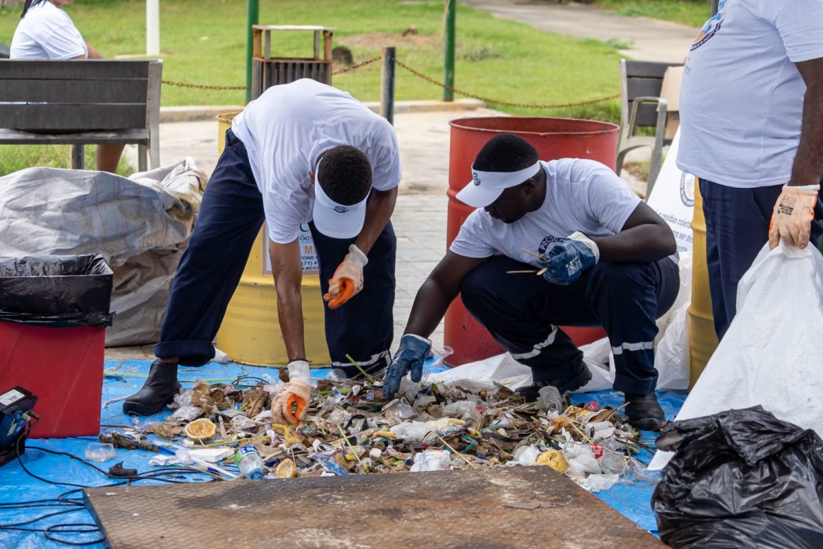 Projeto coleta resíduos descartáveis no Porto da Barra