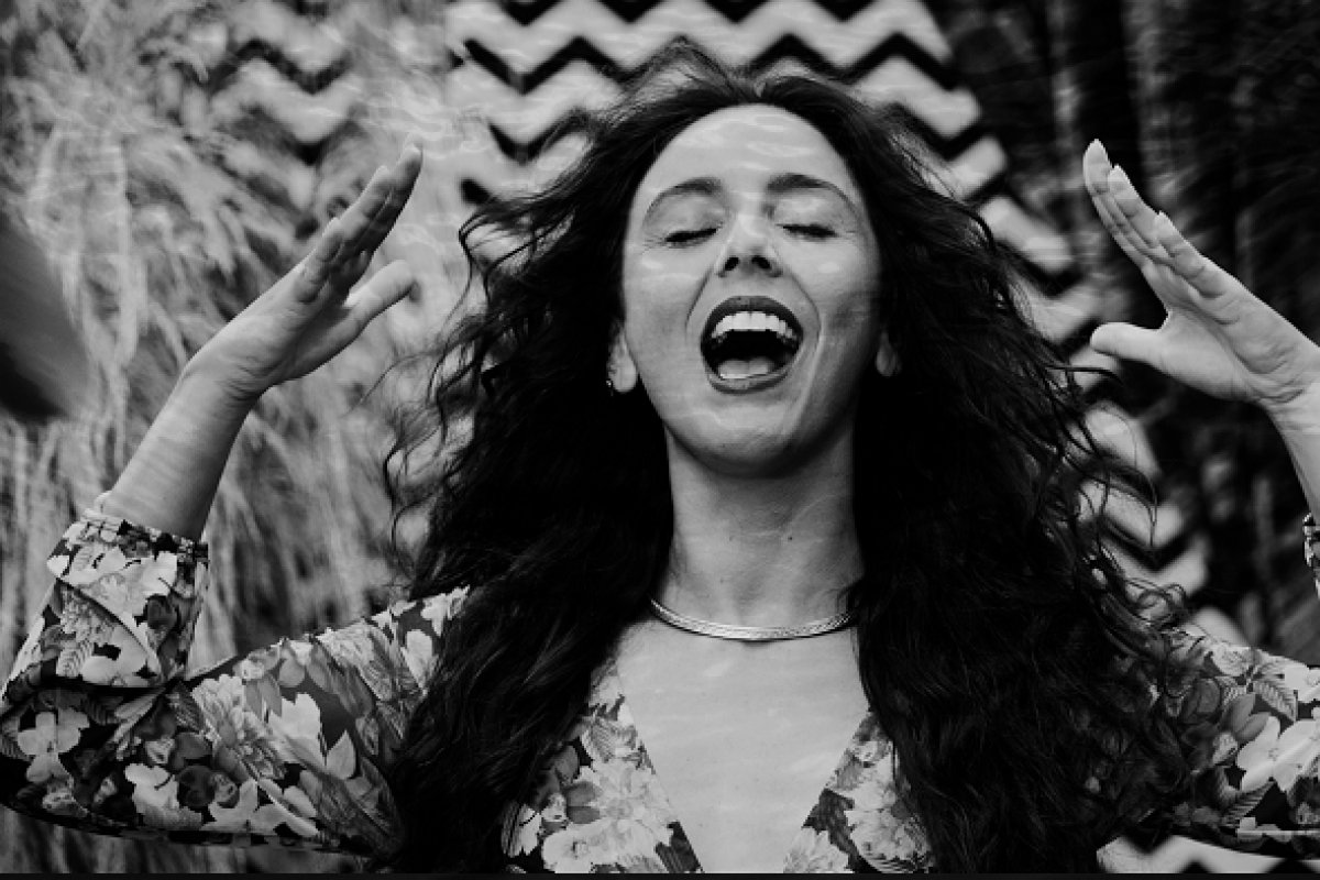 Aline Paes reverencia seu povo em clipe de "Mar Aberto"!