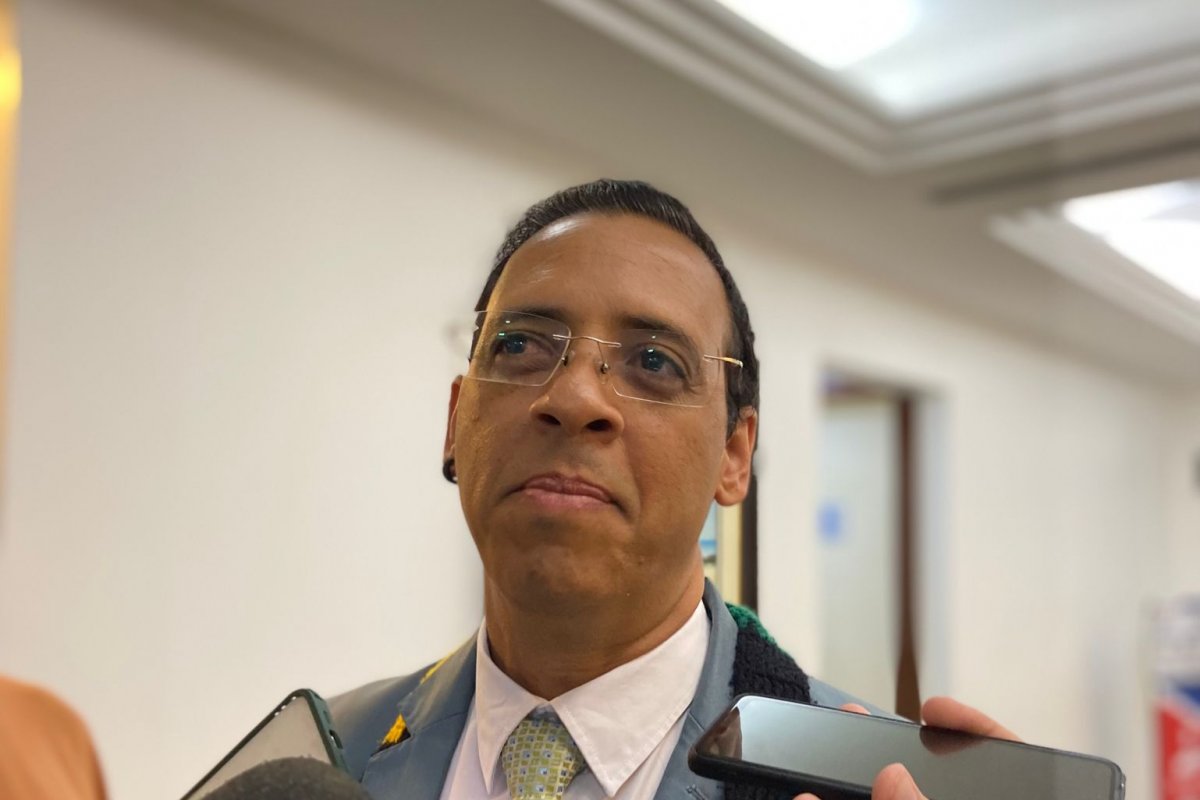 'Silvio Almeida contribuiu para atualidade e ancestralidade da Bahia', diz Hilton Coelho