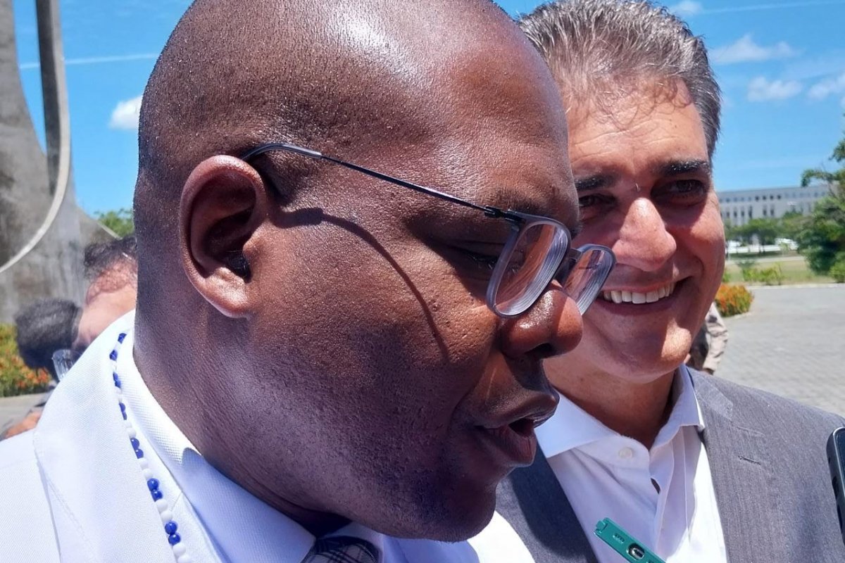 'Feliz e muito honrado', diz Silvio Almeida após receber título de cidadão baiano na AL-BA