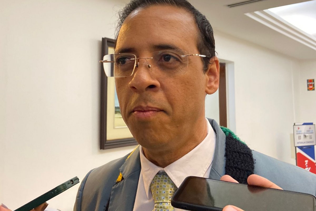 Em vídeo, Hilton condena suposta invasão ao gabinete de Laina