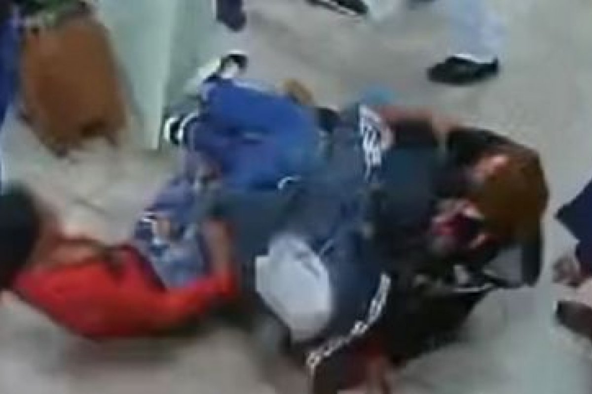 Vídeo: Professora é agredida por mãe de aluno em escola estadual em SP