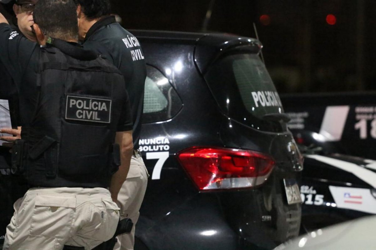 Polícia prende dois homens com carro roubado na BR-324