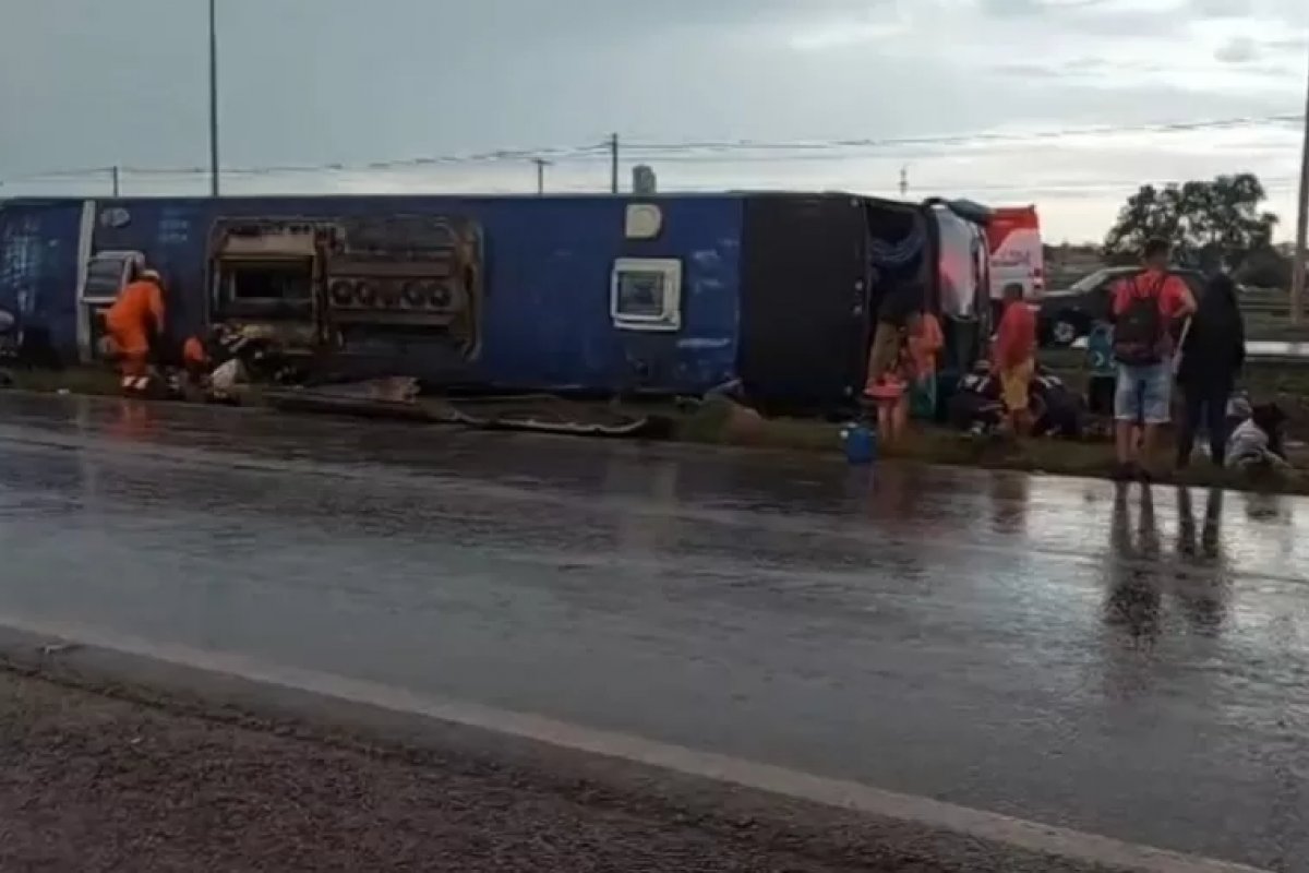 Cinco pessoas morreram e outras 18 ficaram feridas após ônibus tombar na BR-070, no Distrito Federal