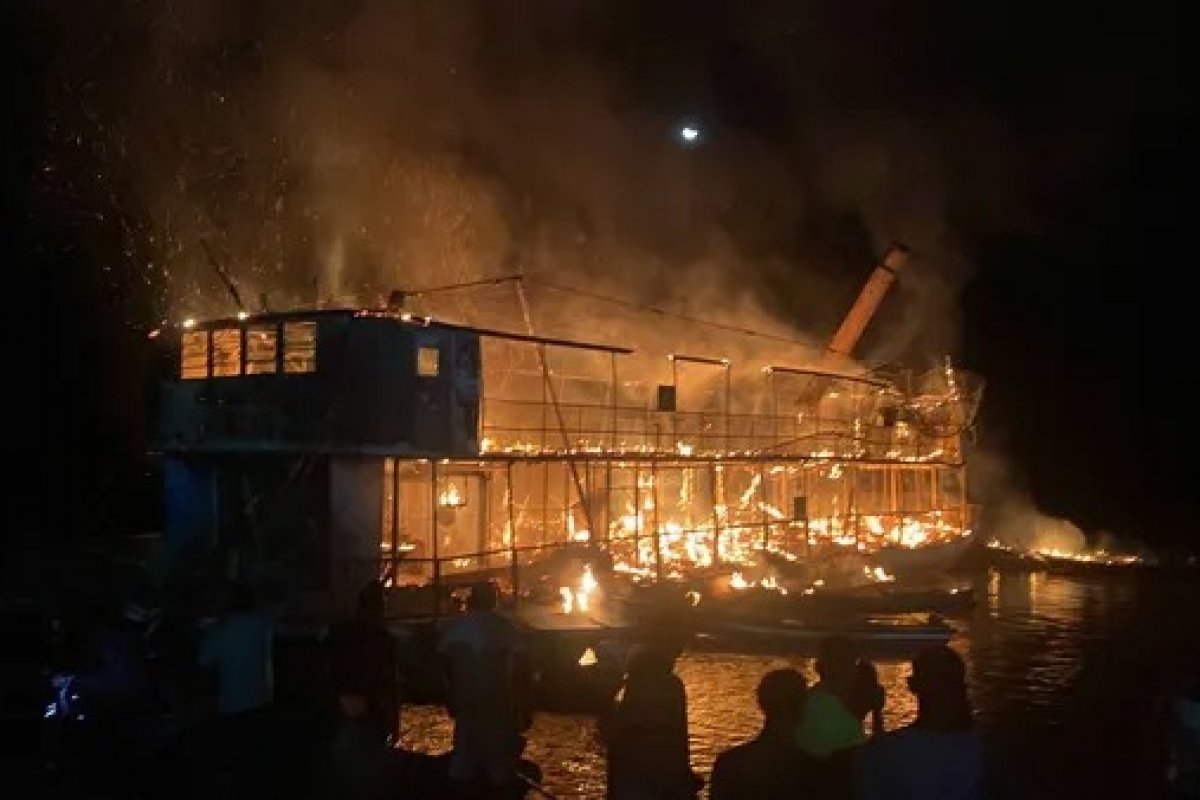 Incêndio atinge Vapor São Salvador e outras embarcações históricas no Rio São Francisco